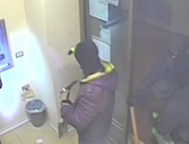 Smantellata banda criminale che assaltava i bancomat con il metodo della &quot;marmotta&quot;: otto gli indagati tra Puglia e Piemonte
