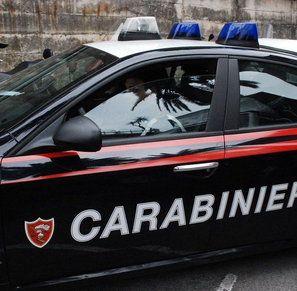 Artificieri fanno brillare una granata di mortaio ritrovata a Pinerolo