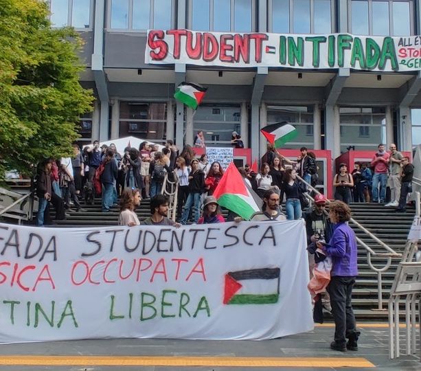 Davanti a Palazzo Nuovo srotolato l'elenco di 20 mila nomi di vittime palestinesi