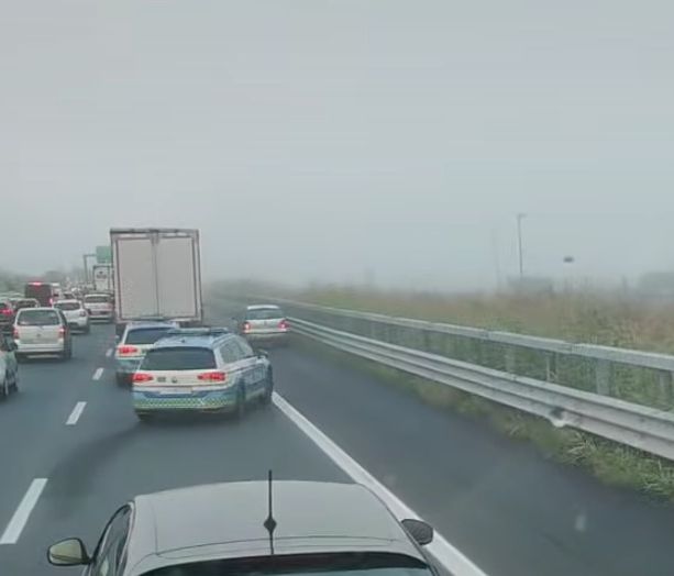 Sorpassa nella corsia d'emergenza per evitare la coda in tangenziale: inseguito e sanzionato dalla Polizia Stradale