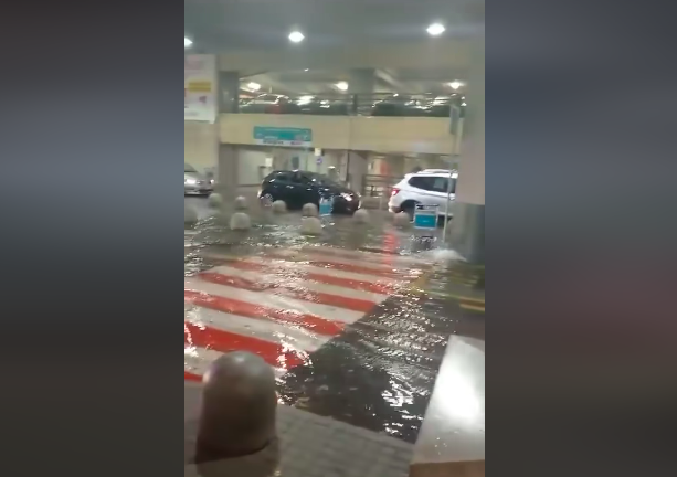 Maltempo, nubifragio su Caselle: allagata la strada d'ingresso dell'aeroporto