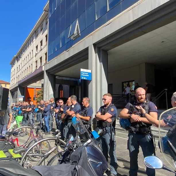 Presidio anti-stanza davanti all'Ospedale Sant'Anna, i manifestanti: &quot;Non ci stanno lasciando spazio&quot;
