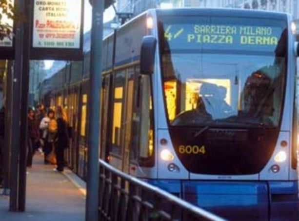 Preso a pugni per aver difeso il controllore: ennesima aggressione a un conducente Gtt