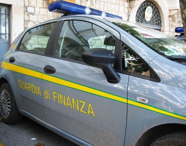 Stipula false polizze assicurative, truffa da 150 mila euro: denunciata 60enne