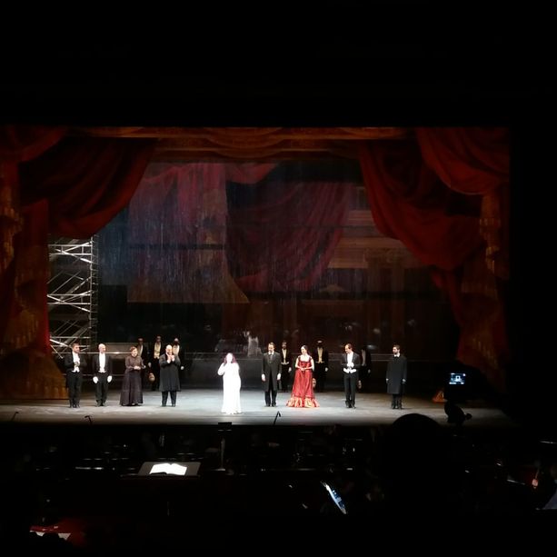 Il pubblico torna al Regio, sua &quot;croce e delizia&quot;: e la passione libera della &quot;Traviata&quot; fa battere ancora i cuori