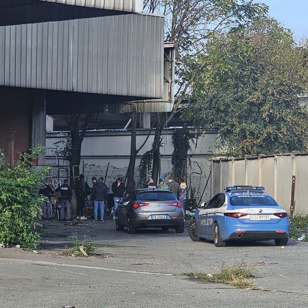 Ex Gondrand, in corso lo sgombero dell'ex fabbrica occupata