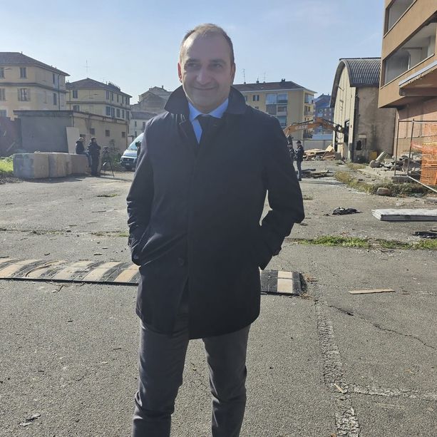 Dopo lo sgombero, ruspe al lavoro per demolire l'ex Gondrand. Un polo commerciale nell'ex Tossic Park