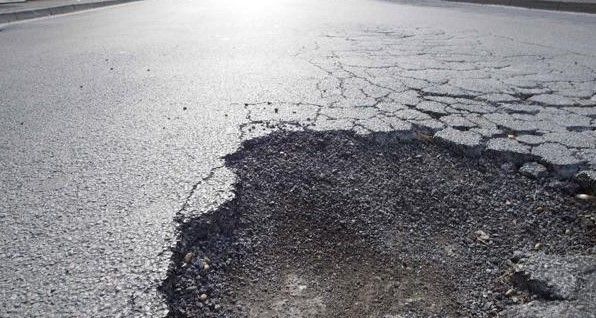 I soldi del Comune per riparare le buche nelle Circoscrizioni sono pochi: si dimettono i direttori del suolo pubblico