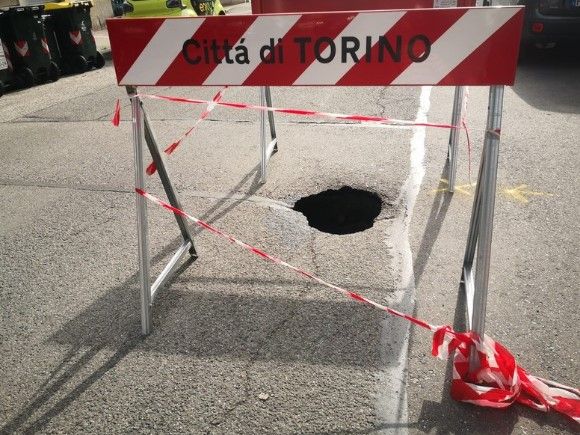 Servono 10 milioni all'anno per riparare le buche di Torino, ma il Comune ne stanzia la metà
