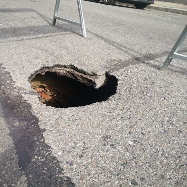 Torino groviera, cento interventi al giorno per coprire le buche: ecco dove si fa più manutenzione