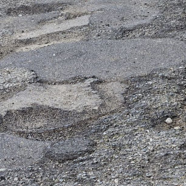 I marciapiedi di corso Mortara si trasformano in groviere: &quot;Pericolo per la sicurezza dei residenti&quot;
