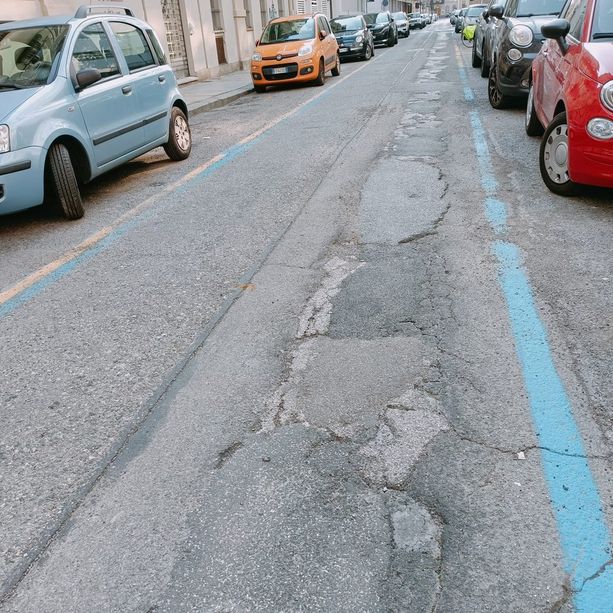 Buche, avvallamenti e rattoppi saltati: il maltempo mostra tutti gli acciacchi delle strade del centro di Torino [FOTO]
