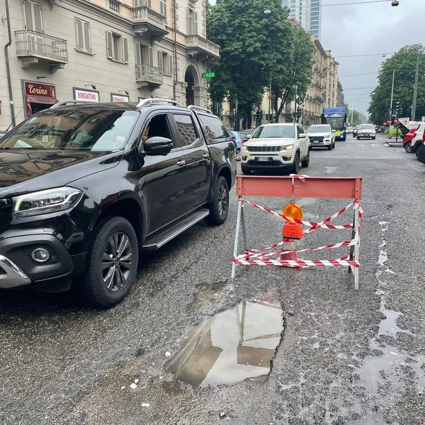 Il maltempo non abbandona Torino: a pagare il conto sono le strade, tra buche e inciampi [FOTO]