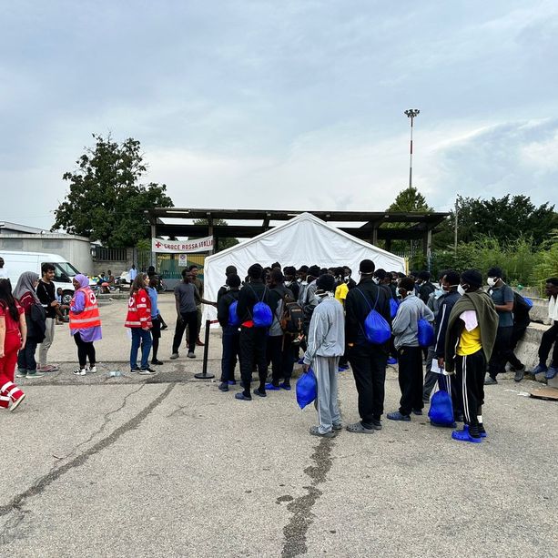 Caos accoglienza, a Torino arrivano due pullman non attesi: ospitati 50 migranti [FOTO]