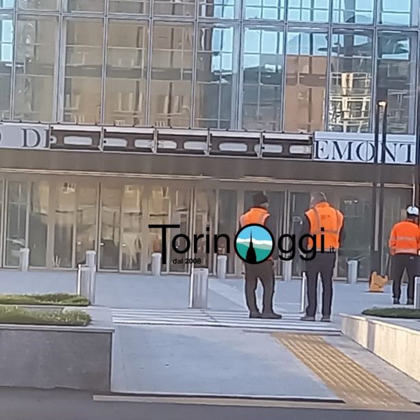 Grattacielo della Regione, a pochi giorni dall'inaugurazione manca già un pezzo dell'insegna