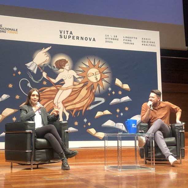 La travolgente simpatia di Camihawke al SalTo2021: “Ho dovuto superare il pregiudizio del letto. L’ho fatto? Spero di sì!” 