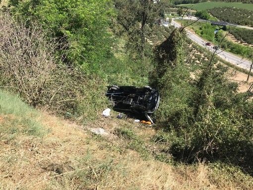 Camion in una scarpata a Piobesi d’Alba: grave un 35enne di San Francesco al Campo portato al Cto