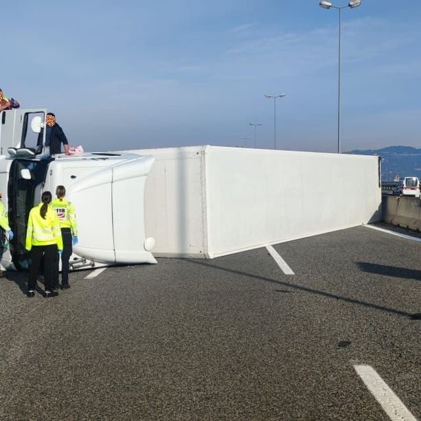 Moncalieri, Tir si ribalta sulla sopraelevata: bloccato il traffico verso la Torino-Savona