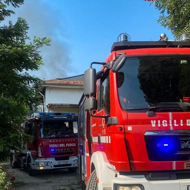 Fiamme in una ditta di trasporti: vigili del fuoco al lavoro a Volvera