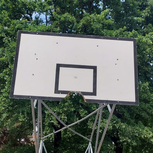 Basket? Non per tutti: i canestri di via Pianezza cadono a pezzi