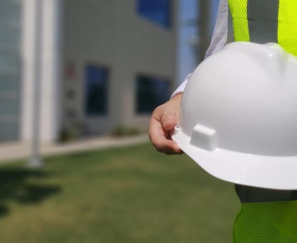 Cade da un scala in un cantiere: operaio trasportato in ospedale in codice rosso