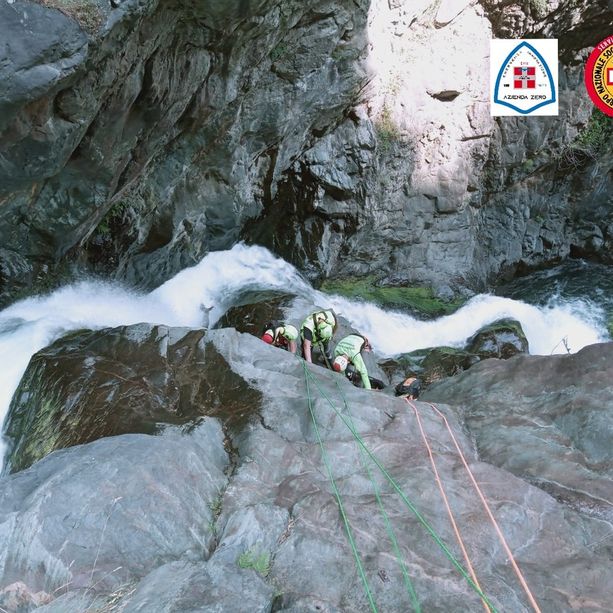 Si lussa una spalla durante il canyoning all'Orrido di Caprie: recuperata con elicottero una donna francese
