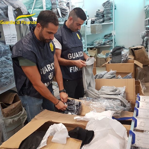 Vendeva sul web maglie e felpe di marca, ma in realtà era falsi: nei guai 27enne torinese
