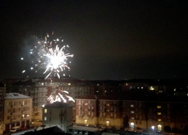 Capodanno 2021, a Torino fuochi d'artificio e petardi per dire addio al terribile 2020 [VIDEO]