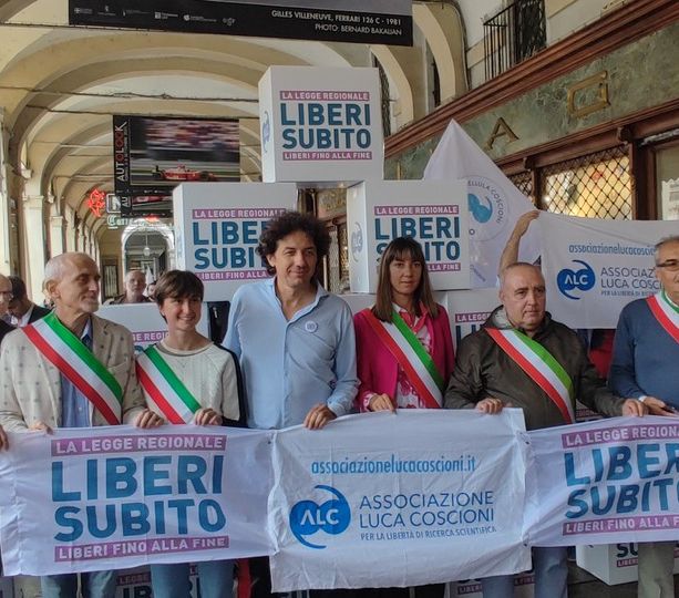 Fine vita, un passo verso la legge regionale: consegnate 11 mila firme dall'associazione Luca Coscioni