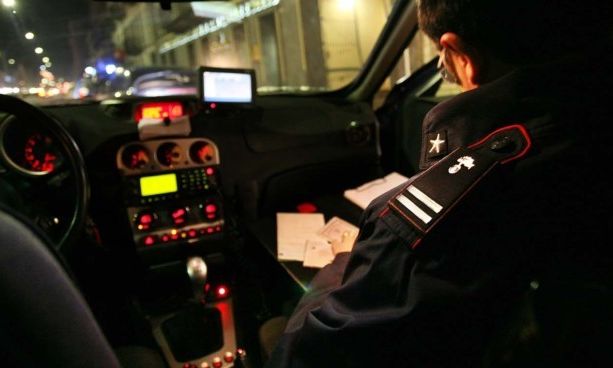 Collegno, litiga con una coppia di amici e dà fuoco al loro zerbino davanti alla porta di casa