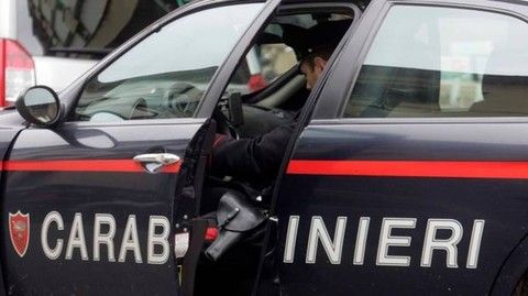 Paura in via Cernaia: un uomo minacciava i passanti con due coltelli di oltre 30 centimetri