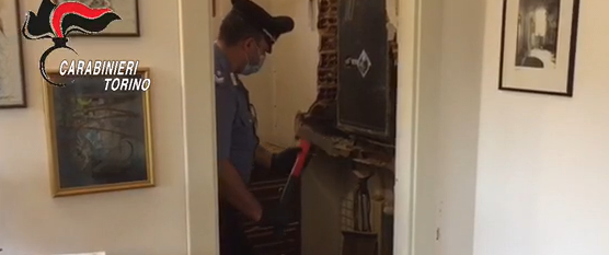 Sorpreso mentre provava a scassinare con un'ascia la cassaforte di un villino a Fiorano Canavese: 35enne albanese arrestato