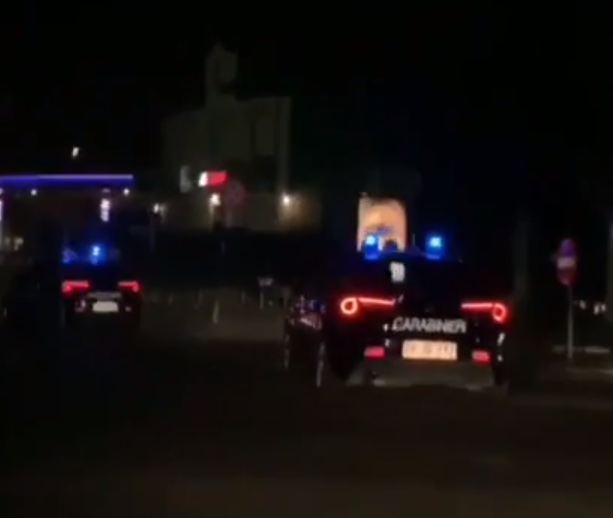 Far west in via Chambery: spari contro un'auto, una persone ferita