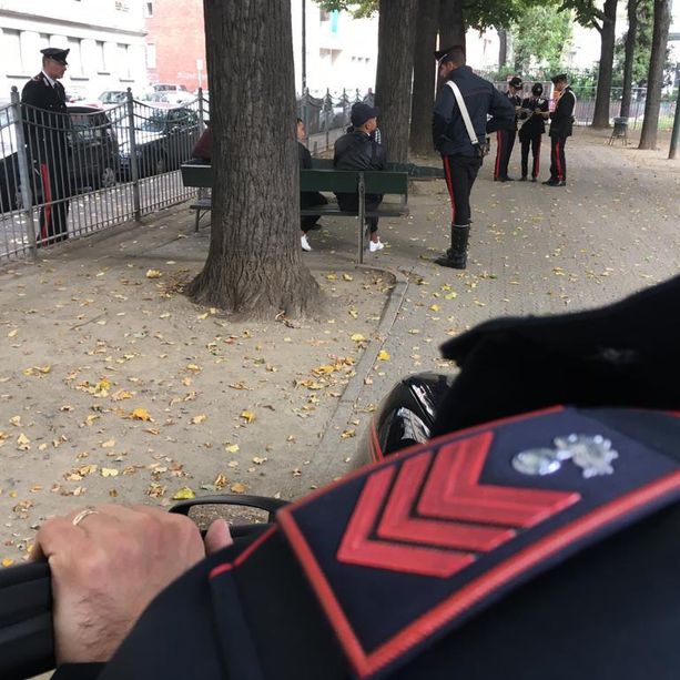 Clochard malmenato e rapinato della borsa si rifugia dai carabinieri: tre arresti a Torino