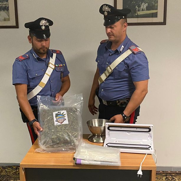 Collegno, sfugge all'alt con un chilo di marijuana in auto, ma si scontra contro un'altra vettura