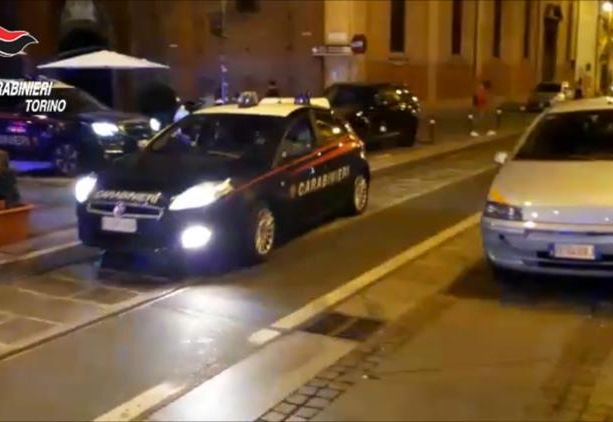 La droga viaggiava sul taxi, dentro una valigia con 50 chili di hashish: tre arresti [VIDEO]