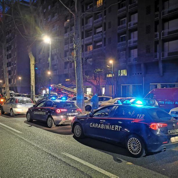 41enne inglese si barrica in casa con la madre e il fratello. I carabinieri cercano di convincerlo ad arrendersi