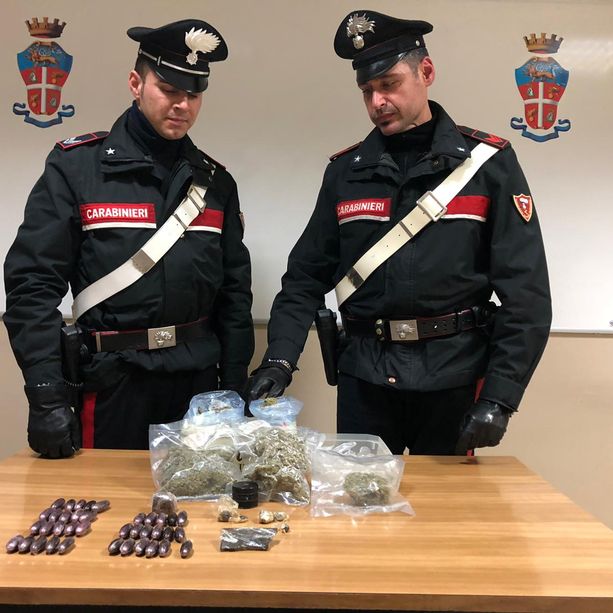 Chiusi 'minimarket della droga', due insospettabili finiscono nel mirino dei carabinieri di Ivrea (FOTO)