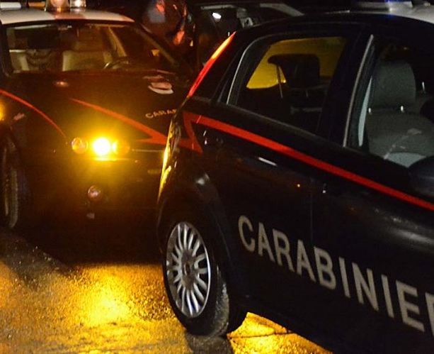 Tentato omicidio fuori dalla discoteca, 32enne albanese aggredito da sei persone
