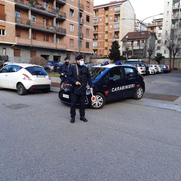 Puntano una pistola alla testa di un uomo: carabinieri sventano rapina in ditta nel quartiere Pozzo Strada