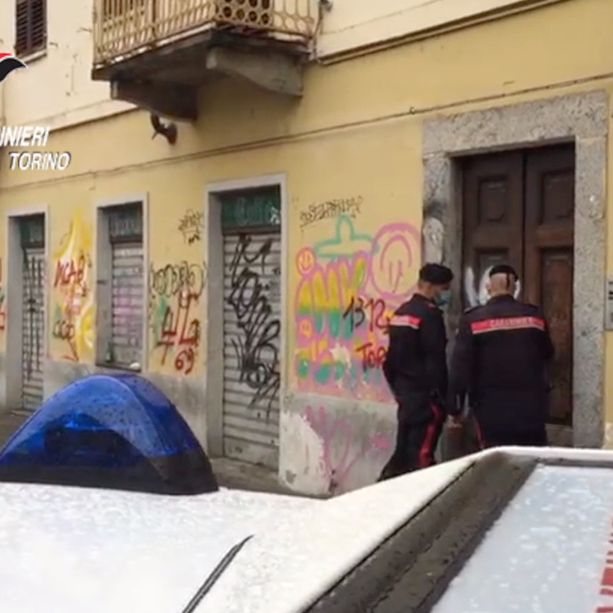 Spara un colpo in aria per allontanare i clienti dal suo pub, arrestato dai carabinieri