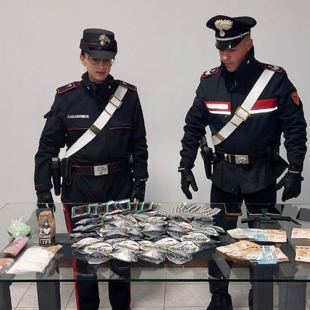 Fermato a Chivasso il camper dello sballo: destinazione rave party in Francia, aveva a bordo droga e denaro. Cinque arresti