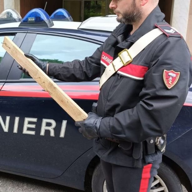 &quot;Ti ammazzo&quot;: terrore a Pavone Canavese, uomo si aggira con un'asse di legno e chiodi sporgenti