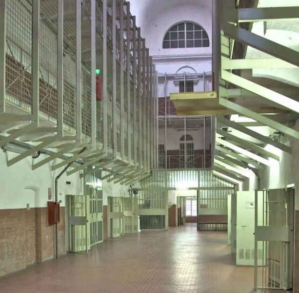 Ivrea, cerca di impiccarsi in carcere: la polizia penitenziaria salva un detenuto