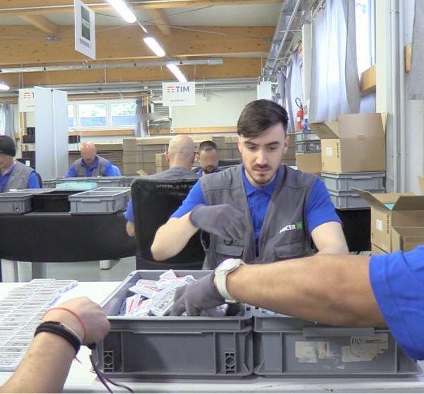 Vita in carcere, a Torino lavoro vuol dire futuro: i detenuti e la manutenzione dei modem [VIDEO]