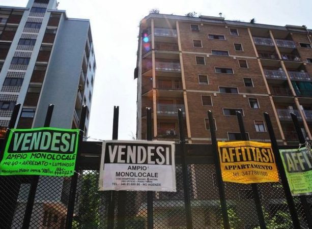 Sfrattati con un cartello dal palazzo, gli inquilini chiedono l'intervento del Comune: &quot;Non lasciamo le nostre case&quot; 