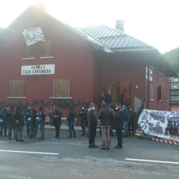 Claviere, sgombero in corso della casa cantoniera occupata da Chez JesOulx