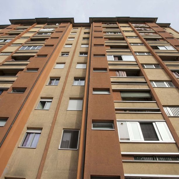 Razzismo e sfruttamento abitativo a Torino: “Obbligati a fingere di essere senza fissa dimora per avere la residenza”