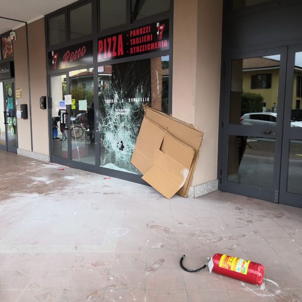 Castellamonte, altra spaccata contro la pizzeria dei due fratelli gambizzati: è stato il fratello dell'aggressore