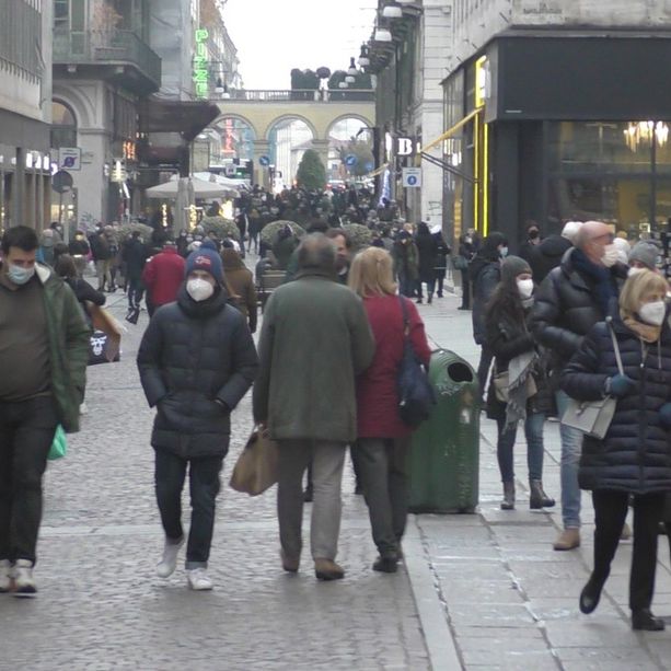 Il virus non ferma la corsa ai regali: una &quot;folla mascherata&quot; prende d'assalto il centro di Torino [VIDEO e FOTO]